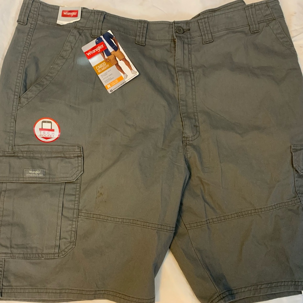 Gray men’s cargo shorts